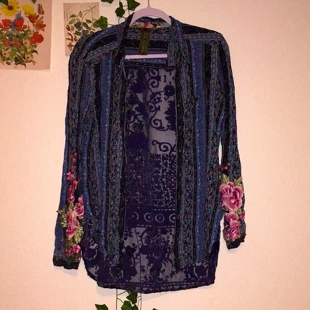 Cute top with embroidered flowers